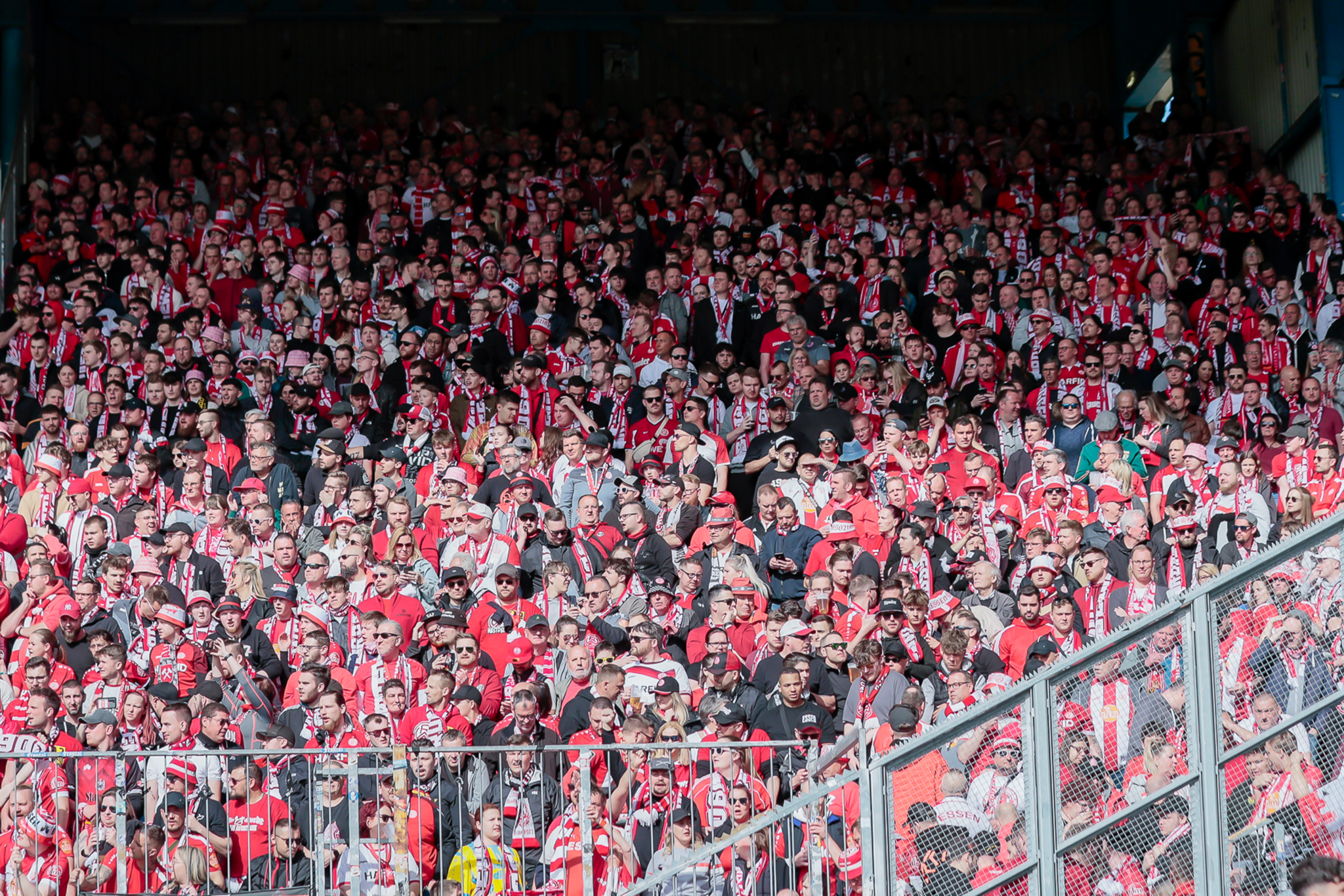 Erneut unterstützen zahlreiche Fans Rot-Weiss Essen beim Auswärtsspiel. 