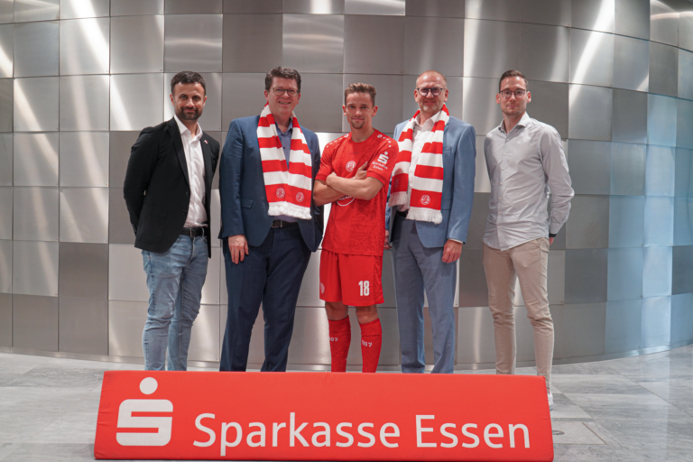 Sparkasse Essen auf dem RWE-Trikotärmel – Rot-Weiss Essen