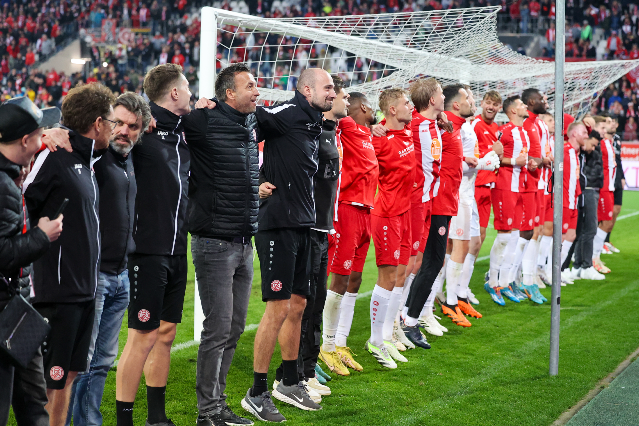 Im Hinspiel feierte Rot-Weiss Essen den 2:1-erfolg mit den Fans an der Hafenstraße. 